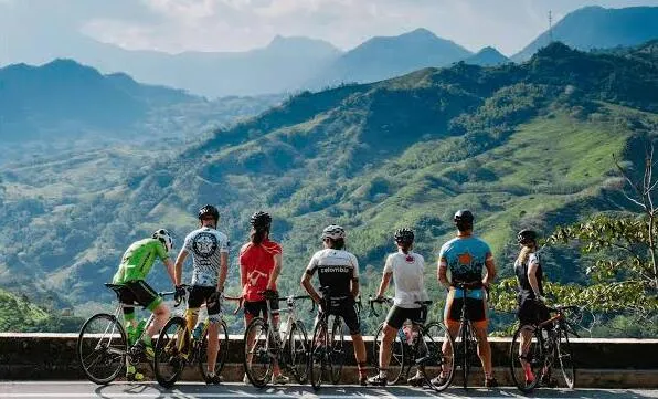 Ciclista recorriendo una vía rural en los Andes colombianos