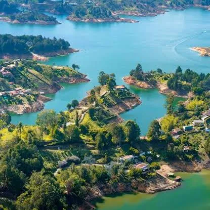 Piedra del Peñol y embalse de Guatapé