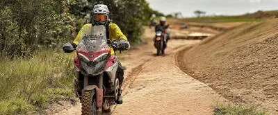 Motociclista en una carretera con paisaje de montaña colombiano